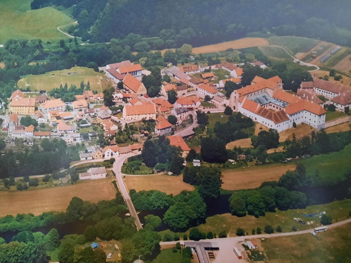 Penzion Zahrada nad řekou, restaurace a kavárna - PARKOVÁNÍ GRÁTIS Zlatá Koruna Exterior foto